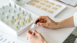 Seorang brand owner memilih sampel parfum dari koleksi Amulia.